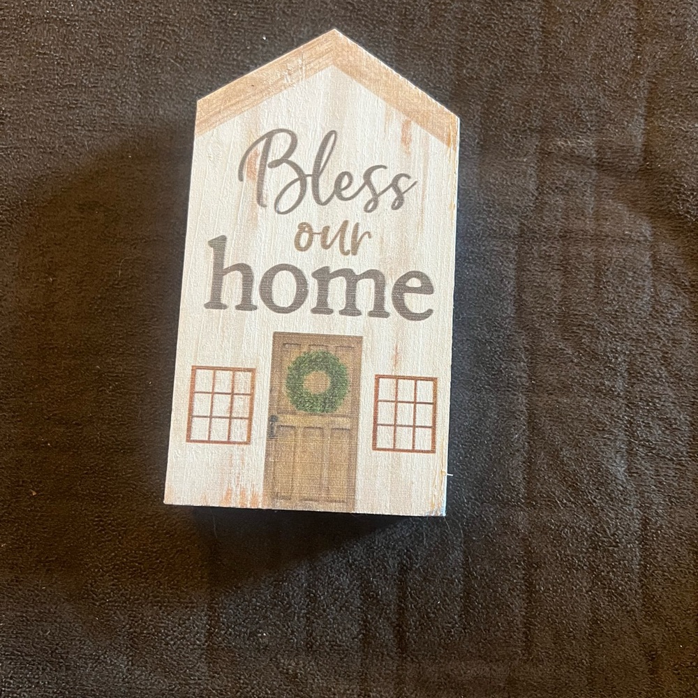 Small wooden sign in good condition!